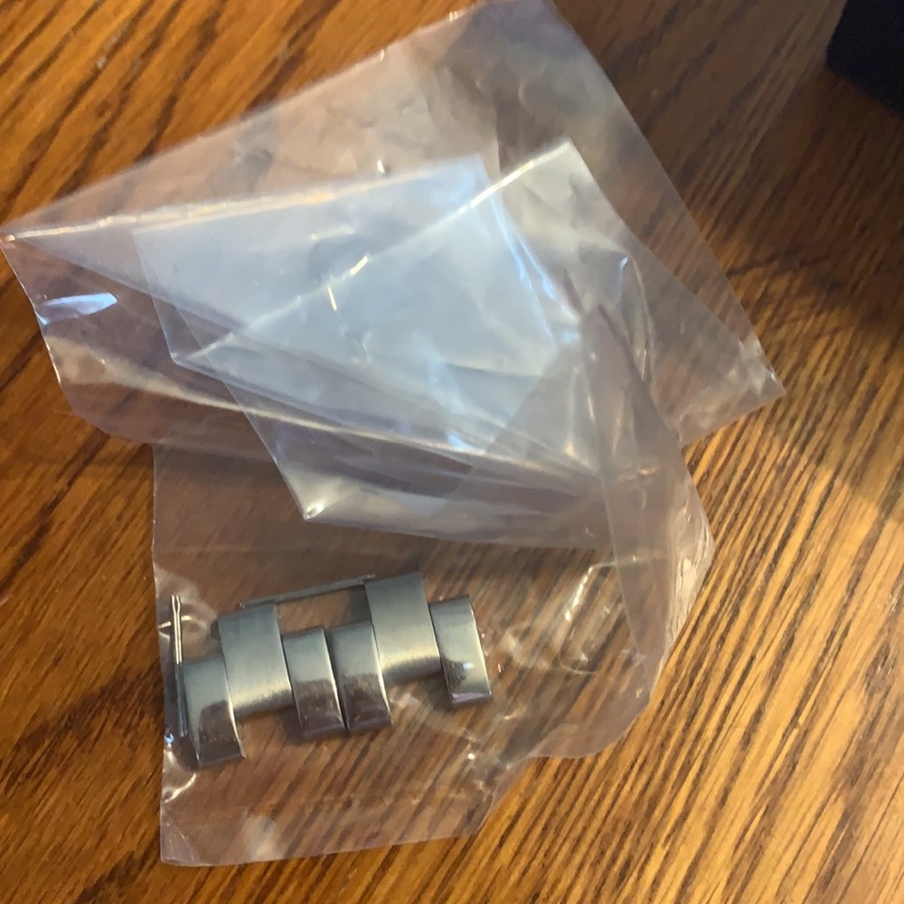 Women’s Michael Kors silver watch - Picture 2 of 8